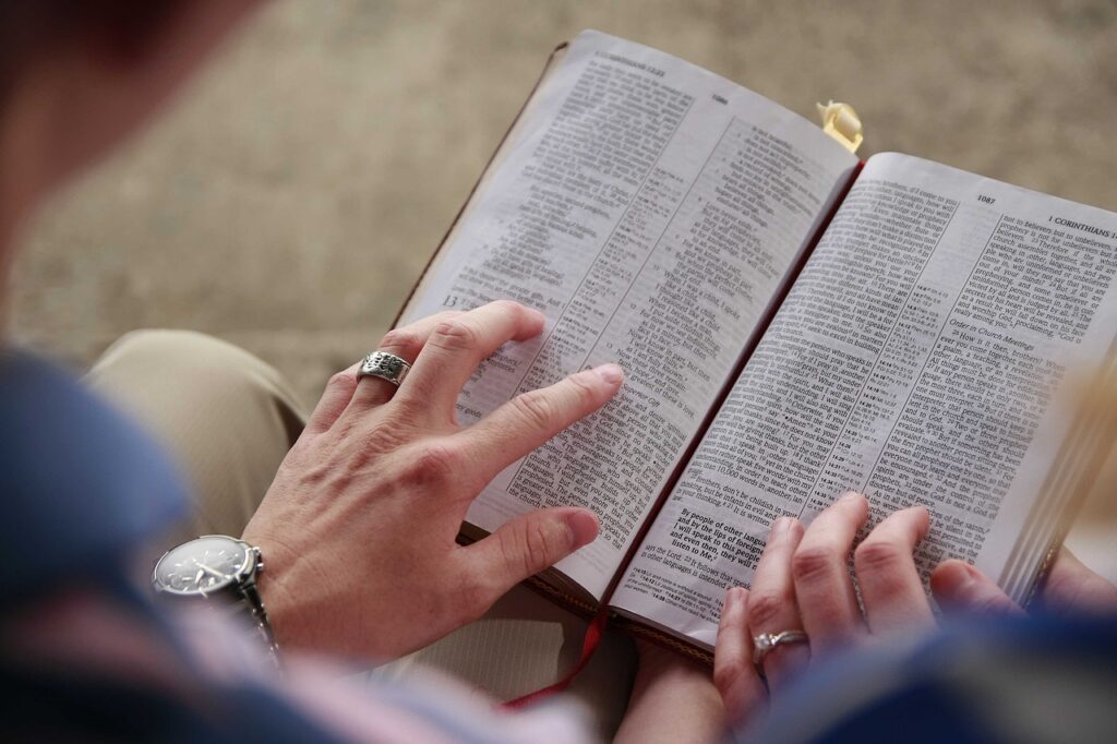 Cristiano leyendo la biblia